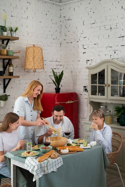 Familia pasando un buen rato juntos