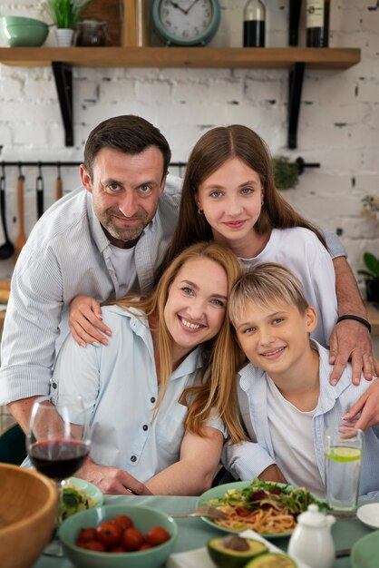 Familia pasando un buen rato juntos