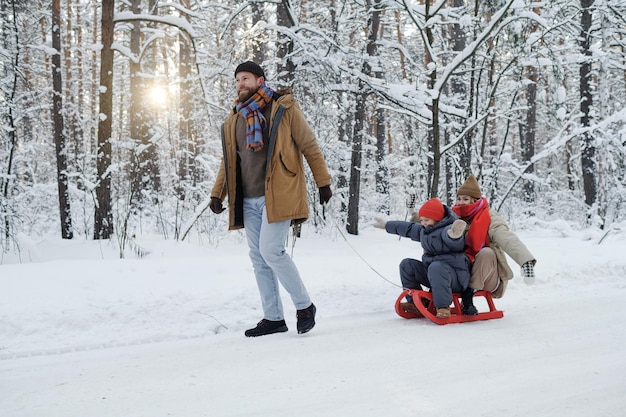 Familia pasando tiempo en el bosque de invierno