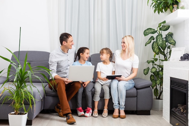 Familia pasando tiempo juntos en casa