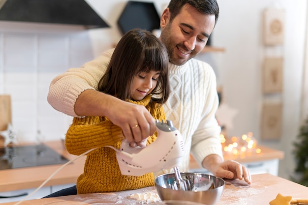 Foto familia pasando tiempo juntos y cocinando