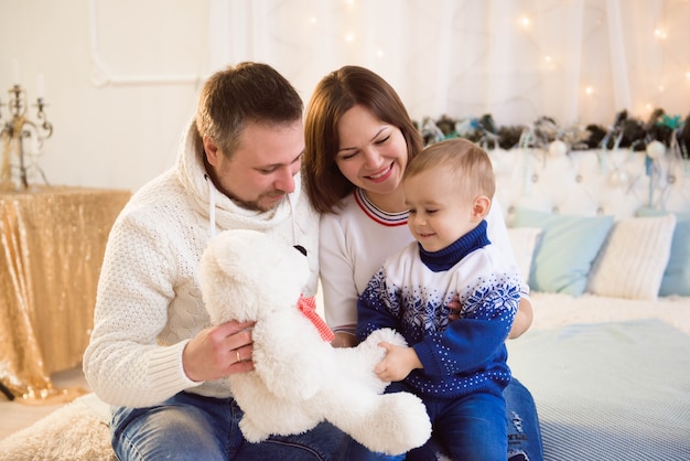 Familia pasando tiempo juntos en Navidad