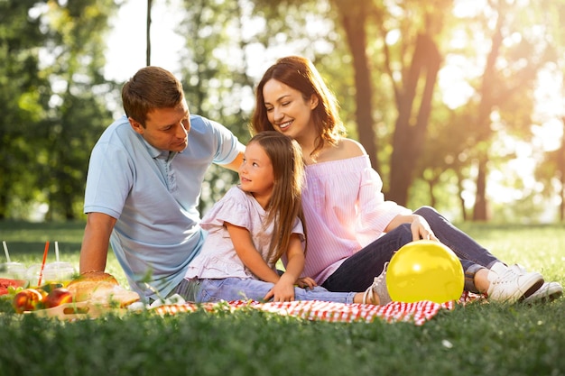 Familia pasando tiempo juntos en el parque durante el día