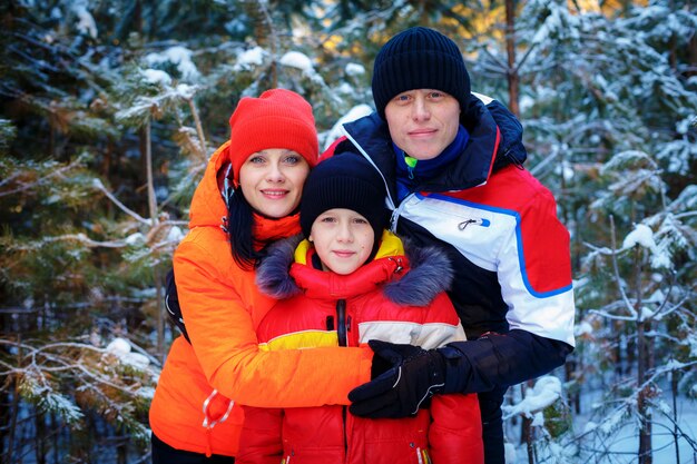 Familia pasar tiempo al aire libre en invierno