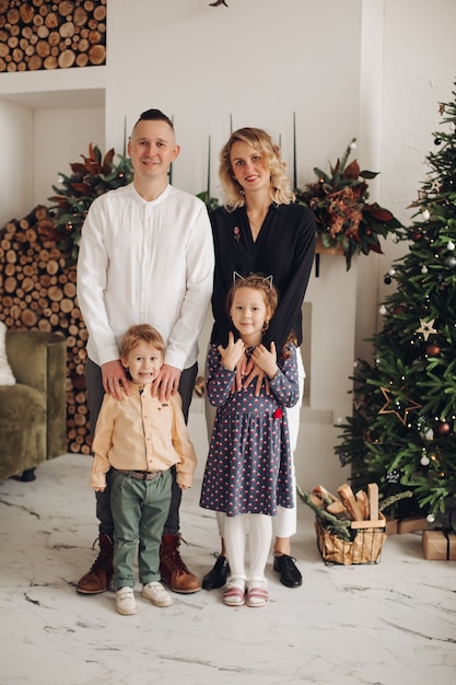 Familia pasar tiempo juntos en un ambiente navideño en casa