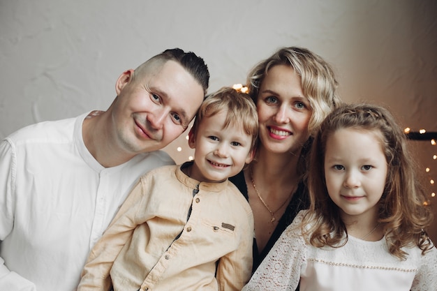 Familia pasar tiempo juntos en un ambiente navideño en casa