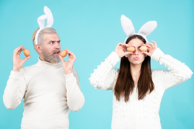 Familia de pascua amigos felices con orejas de conejo pareja de pascua