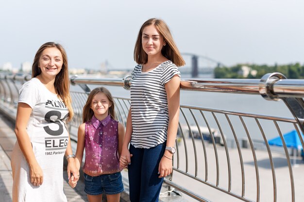 familia en un paseo por el parque cerca del río