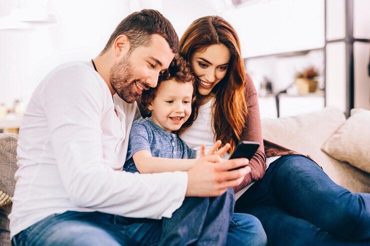 Foto família passando tempo juntos em casa