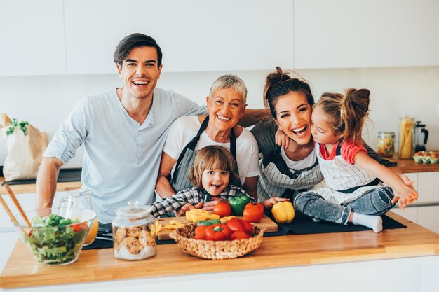 Foto família passando tempo juntos em casa