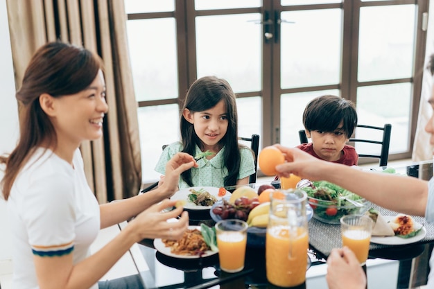 Família passando tempo juntos em casa