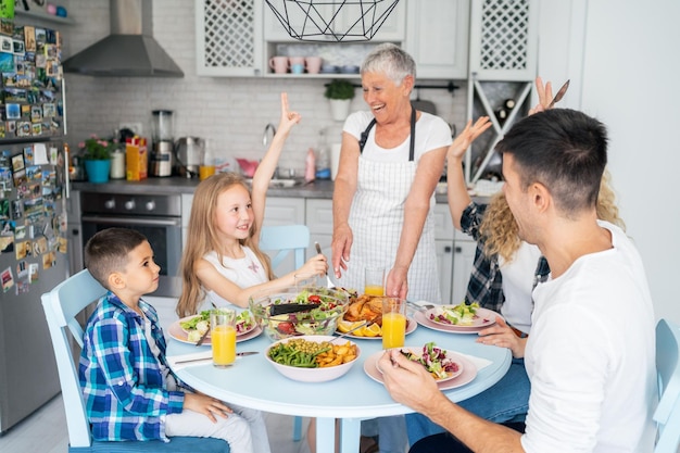 Foto família passando tempo juntos em casa