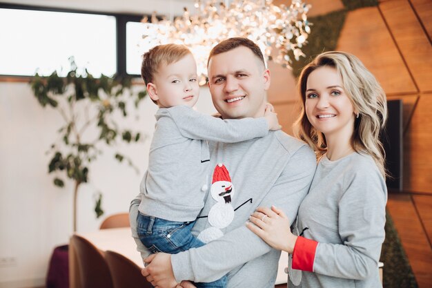 Família passando um tempo junta em clima de natal em casa