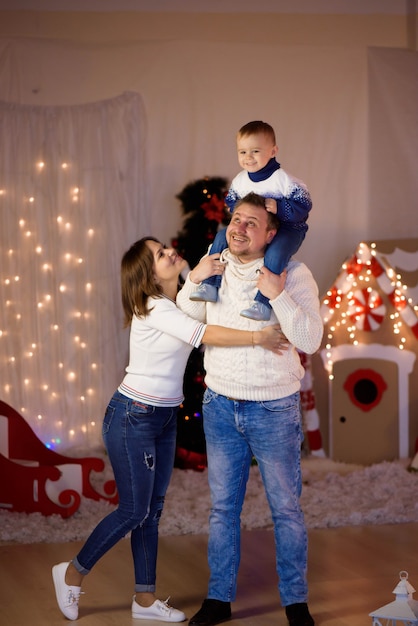 Foto família passando um tempo junta no natal