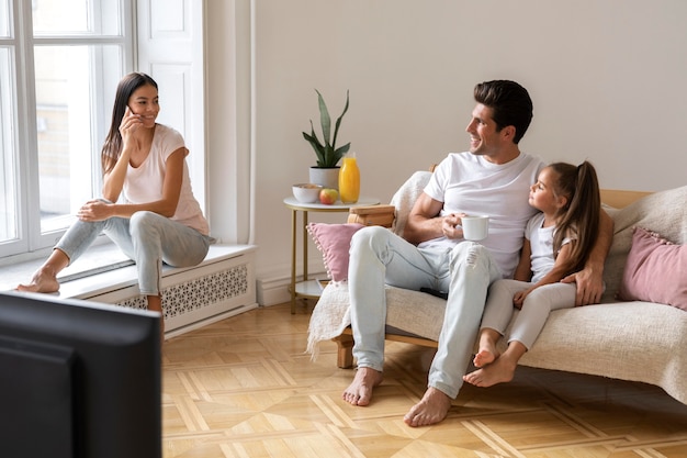 Família passando um tempo na frente da tv