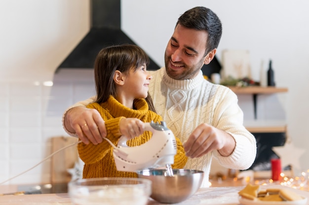 Foto família passar tempo juntos e cozinhar