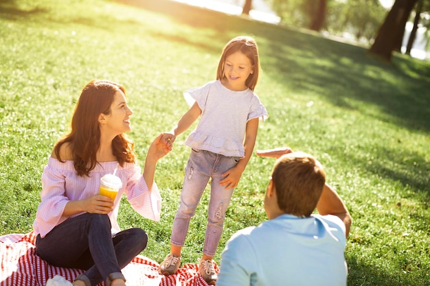 Família passar tempo juntos no parque no piquenique durante o dia