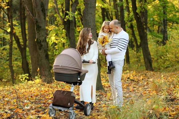 Família passear na floresta de outono