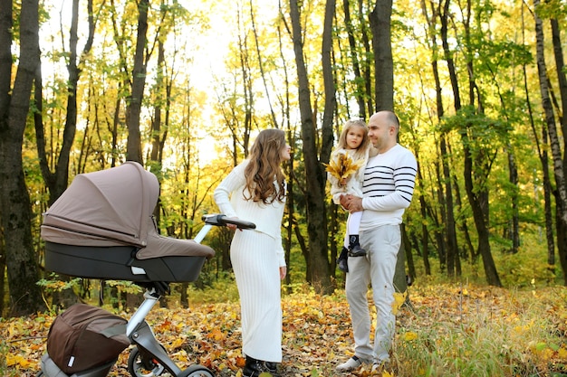 Família passear na floresta de outono