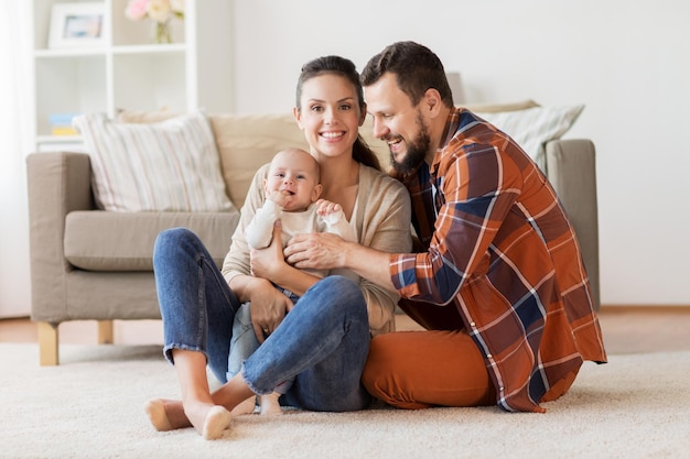 Foto família paternidade e pessoas conceito mãe feliz pai e bebê em casa