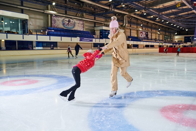 Familia patinar sobre hielo juntos