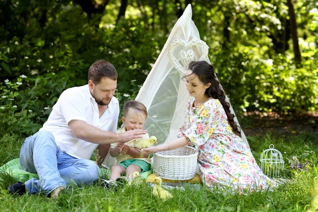 Familia con patito amarillo en el parque de verano