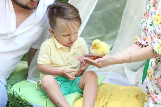 Familia con patito amarillo en el parque de verano