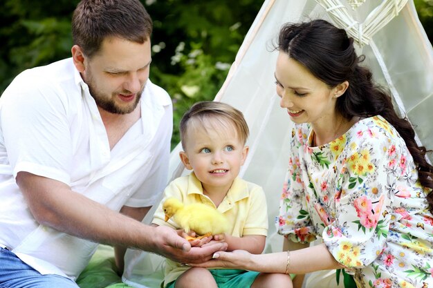 Familia con patito amarillo en el parque de verano