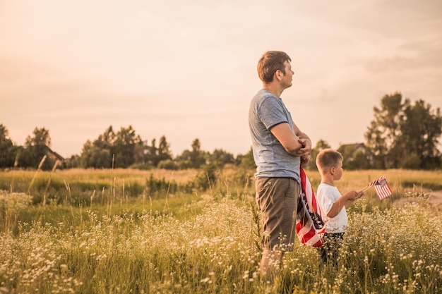 Família patriótica segurando a bandeira americana no campo