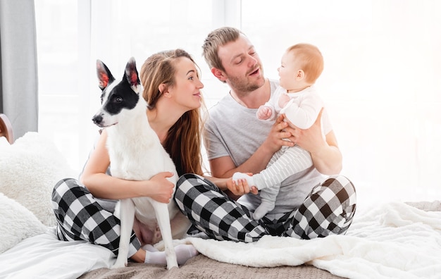 Familia con perro en la cama