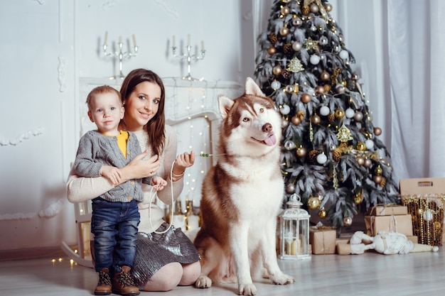 Familia con perro el día de Navidad