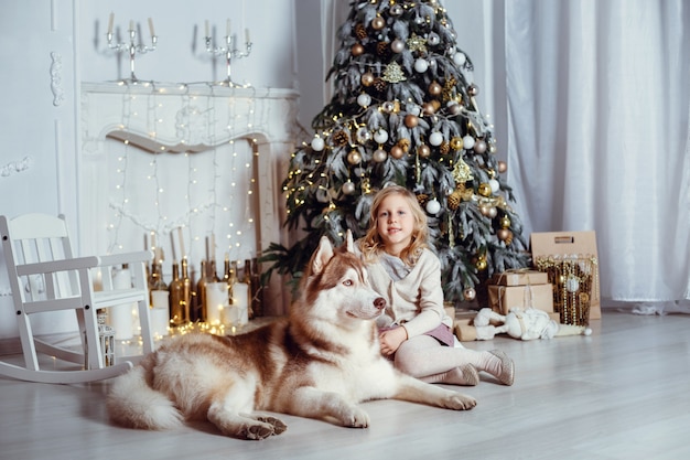 Familia con perro en un interior.