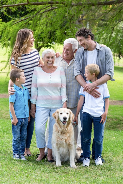 Familia con perro en el parque