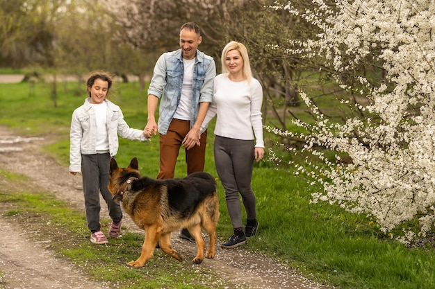 Familia con un perro pastor alemán