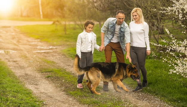 Familia con un perro pastor alemán