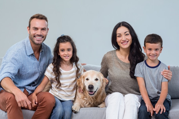 Familia con perro en la sala