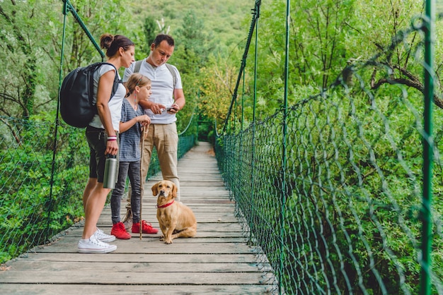 Familia con perros caminando en el bosque