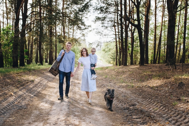 La familia se va de picnic al bosque. Mamá, papá, hijo. Su