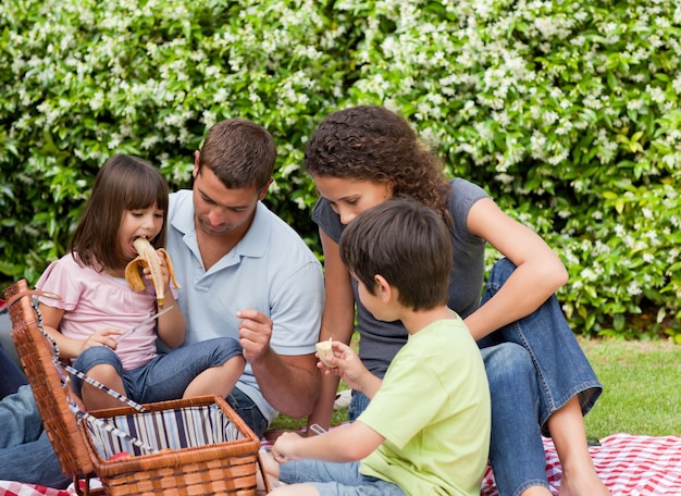 Familia de picnic en el jardín