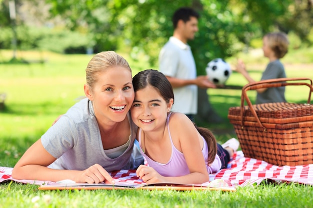 Familia de picnic en el parque