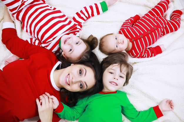 Una familia en pijama de rayas descansa en casa Una familia feliz