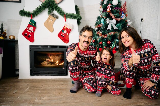 Familia con pijamas navideños a juego