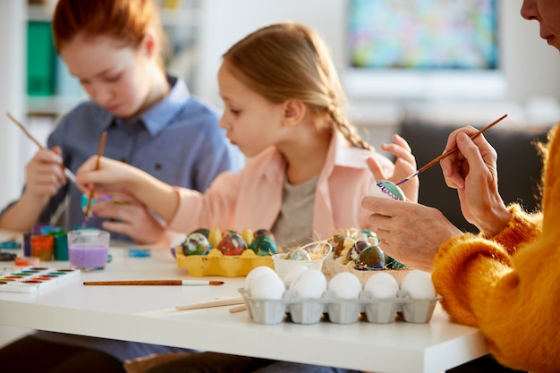 Familia pintando huevos de pascua