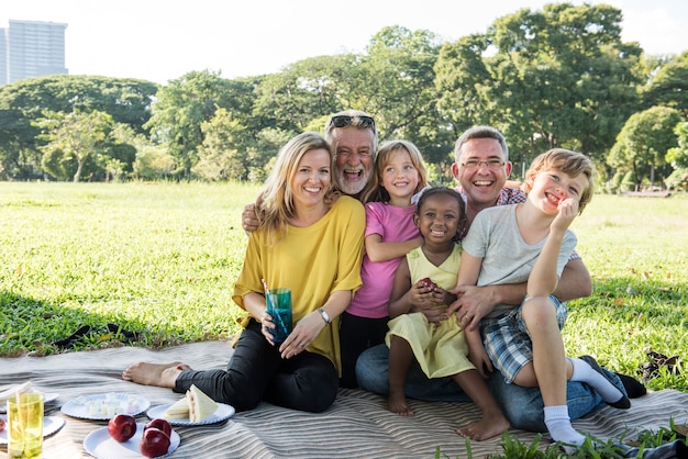 Família piquenique ao ar livre conceito de relaxamento de união