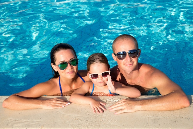 Familia en piscina