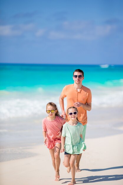 Familia en playa tropical blanca diviértete mucho