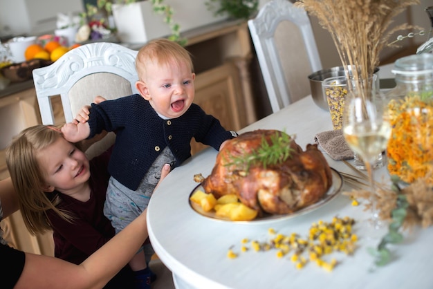 Foto família por comida em casa