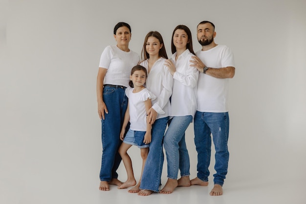 Foto una familia posa para una foto con la palabra familia en la parte inferior