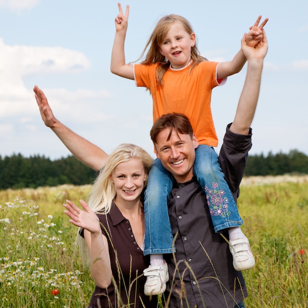 Familia posando en un campo de hierba