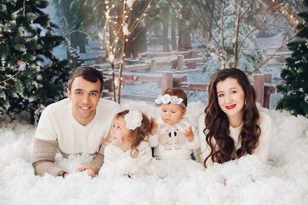 Familia posando cerca del árbol de Navidad